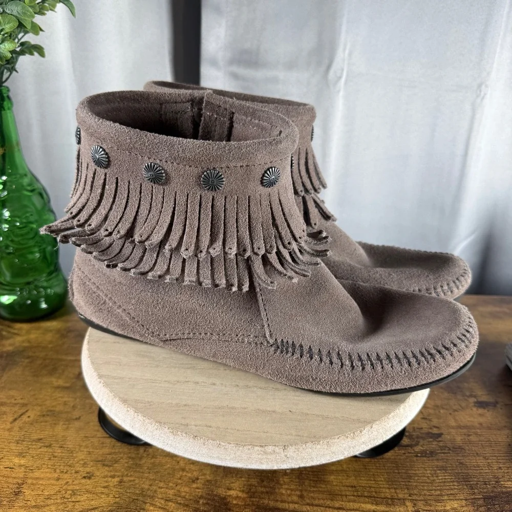 Minnetonka Double Fringe Concho Boot 9.5 Taupe Suede Boho Moccasin Ankle